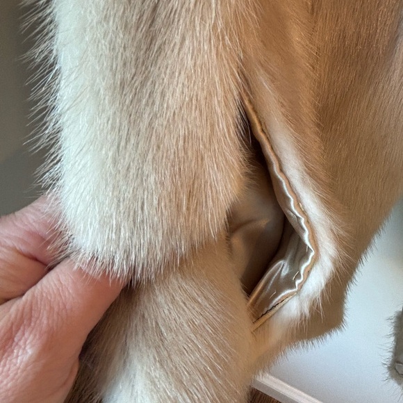 Vintage White Mink Shawl - Picture 4 of 9